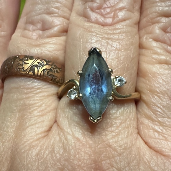 Elegant Gold Marquise-Cut Ring - Picture 4 of 5